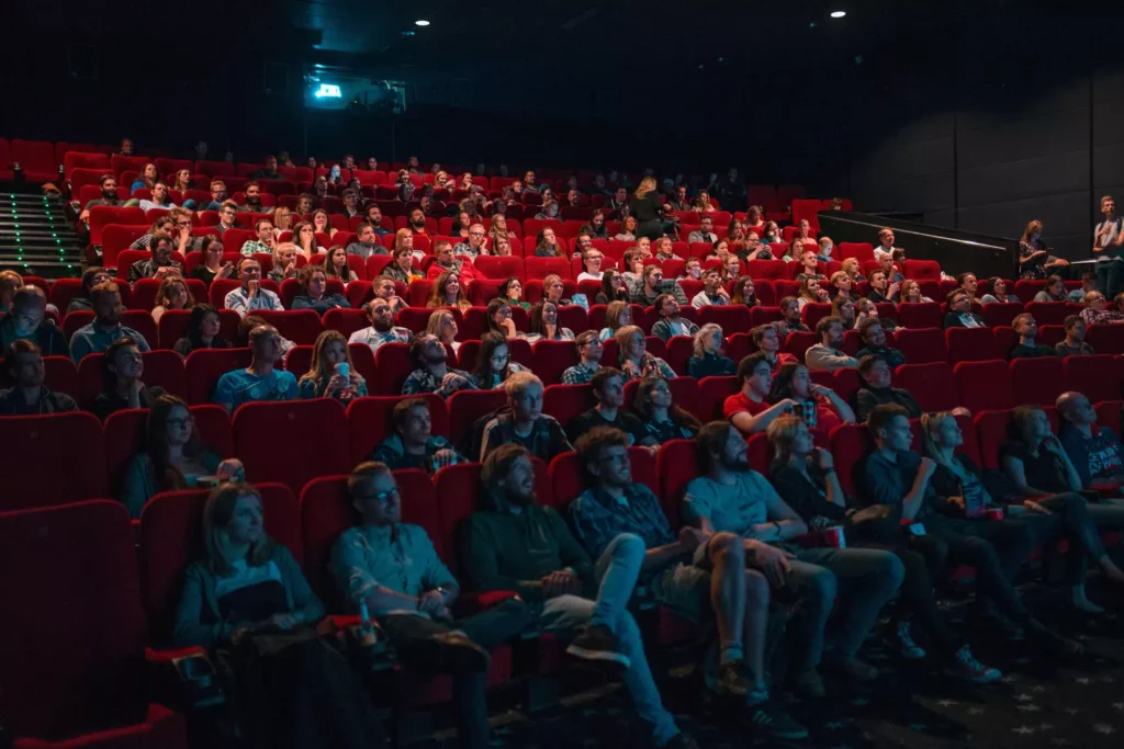 Punaises de lit : Puis-je en attraper au cinéma  ? Illustration montrant sièges de cinéma avec zones à risques