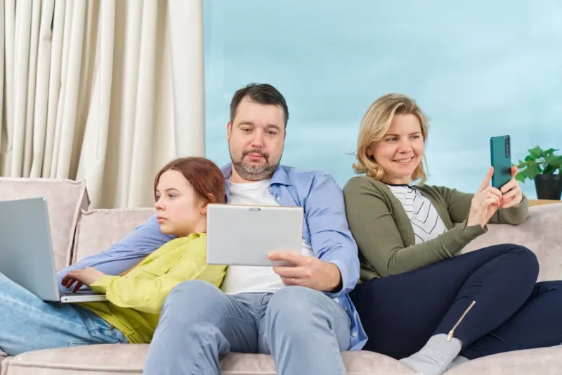 Punaises de lit : Puis-je rester chez moi pendant le traitement ? Illustration montrant famille préparant évacuation avec technicien expliquant les précautions de sécurité.
