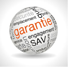 Quelle garantie doivent vous procurer les professionnels ? Illustration : contrat de garantie montré par un expert en désinsectisation à un client.