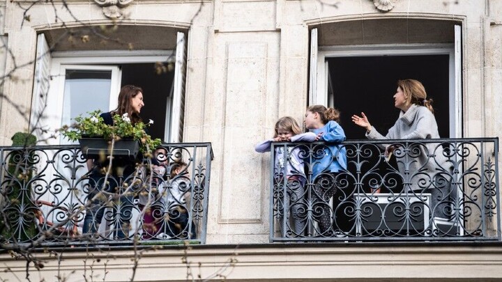 Punaises de lit : Que faire si mon voisin a des punaises de lit ? Illustration montrant immeuble collectif avec migration des parasites entre appartements et mesures préventives.