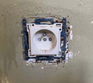Exemple de punaises de lit installées dans une prise électrique murale