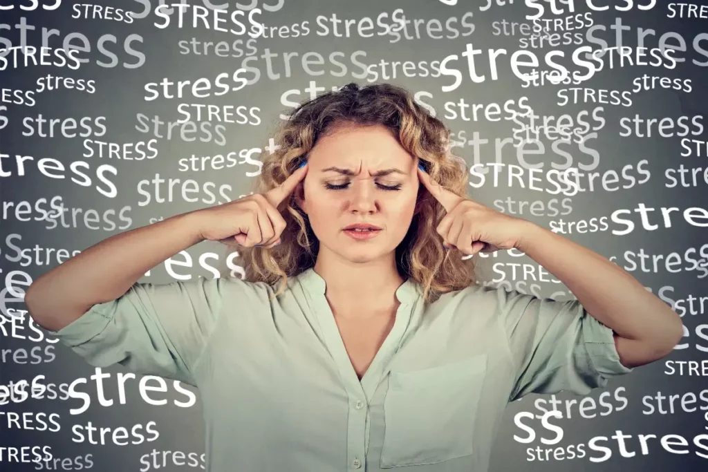 Comment gérer le stress lié à une infestation de punaises de lit ? Illustration montrant une personne en pleine relaxation retrouvant la paix intérieure après une infestation, avec des symboles de soutien et de reconstruction.