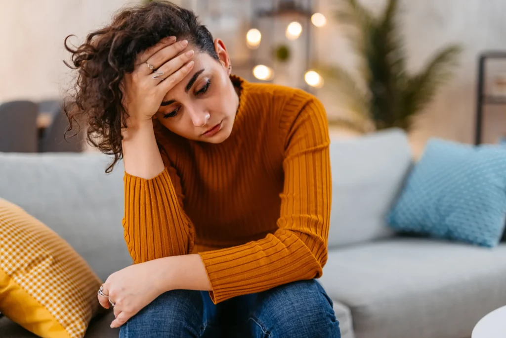 Comment gérer le stress lié à une infestation de punaises de lit ? Illustration montrant une personne en pleine relaxation retrouvant la paix intérieure après une infestation, avec des symboles de soutien et de reconstruction.