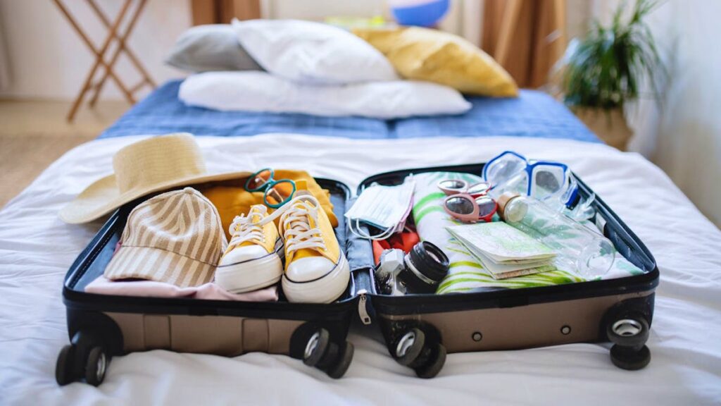 Punaises de lit : Comment éviter d'en ramener en voyage ? Illustration montrant l'inspection d'une chambre d'hôtel, bagages posés sur un lit
